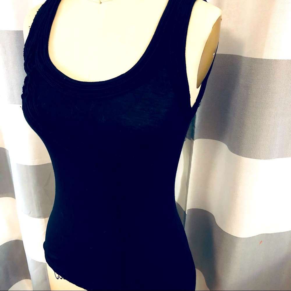 ⭐️ Black knit tank top with art design on front